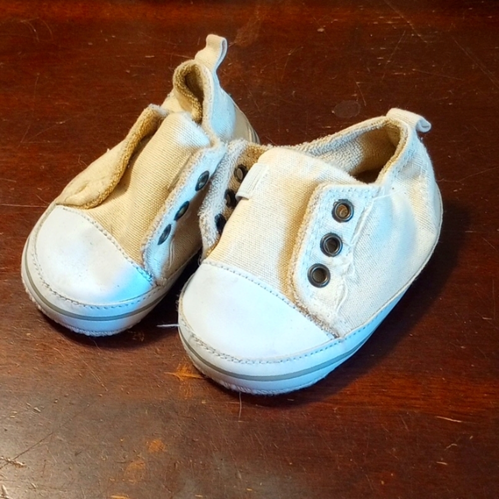 Baby crib shoes size 2